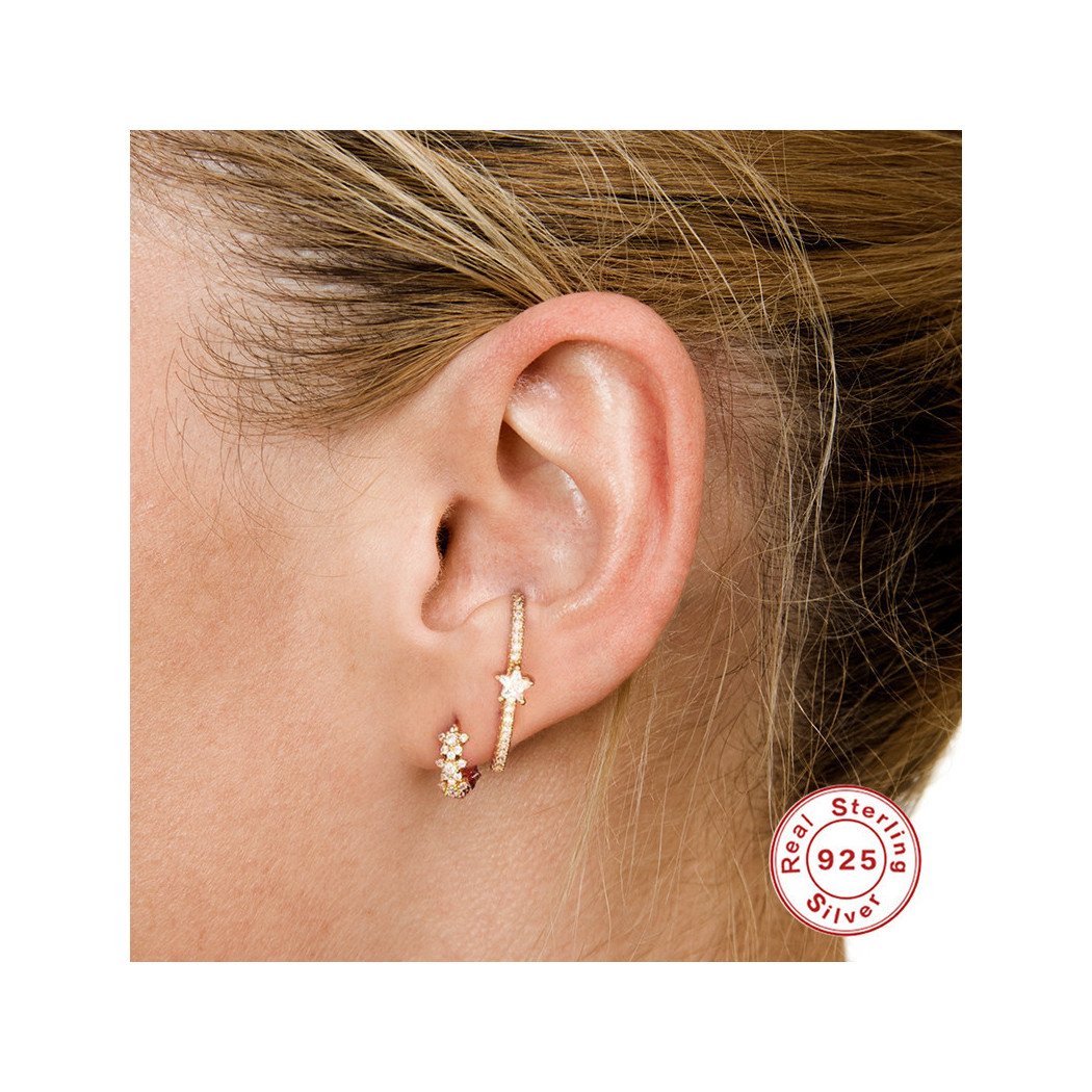 Boucles d’oreilles dorées motif fleur étoilée en argent S925 plaqué or 18k avec zircons.