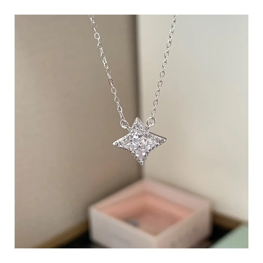 Détail du pendentif étoile en argent 925
