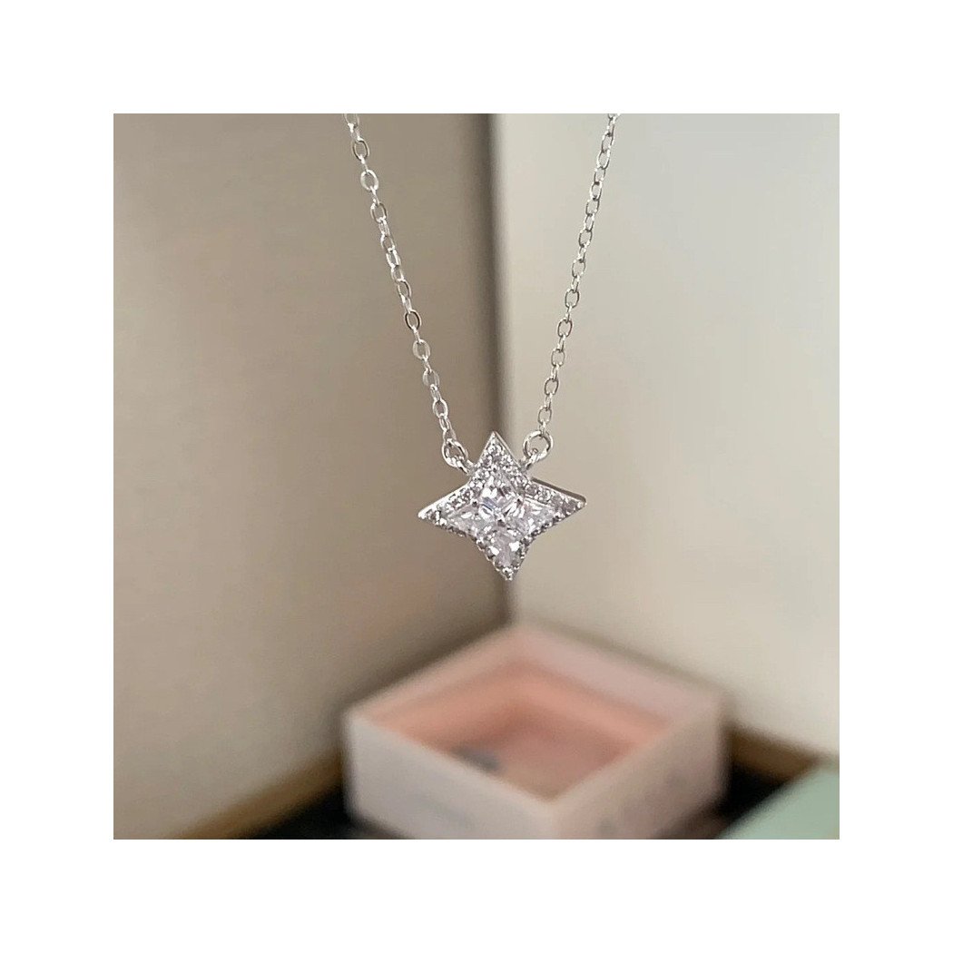 Détail du pendentif étoile en argent 925