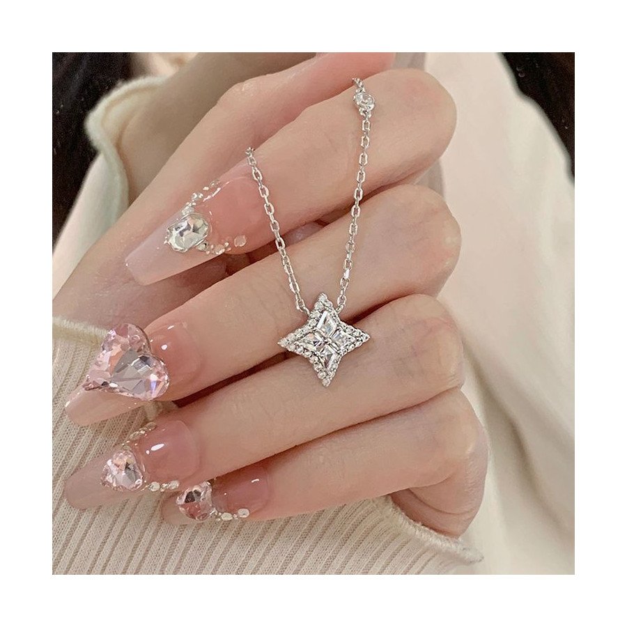 Collier étoile en argent 925 porté par une femme