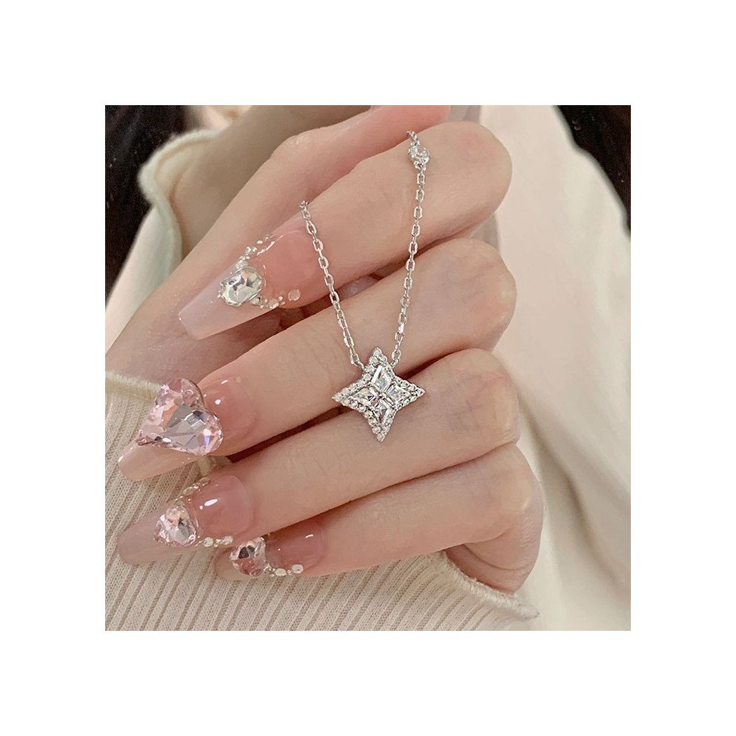 Collier étoile en argent 925 porté par une femme