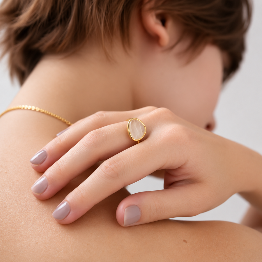 Bague ajustable en argent 925 plaqué or avec cristal blanc portée