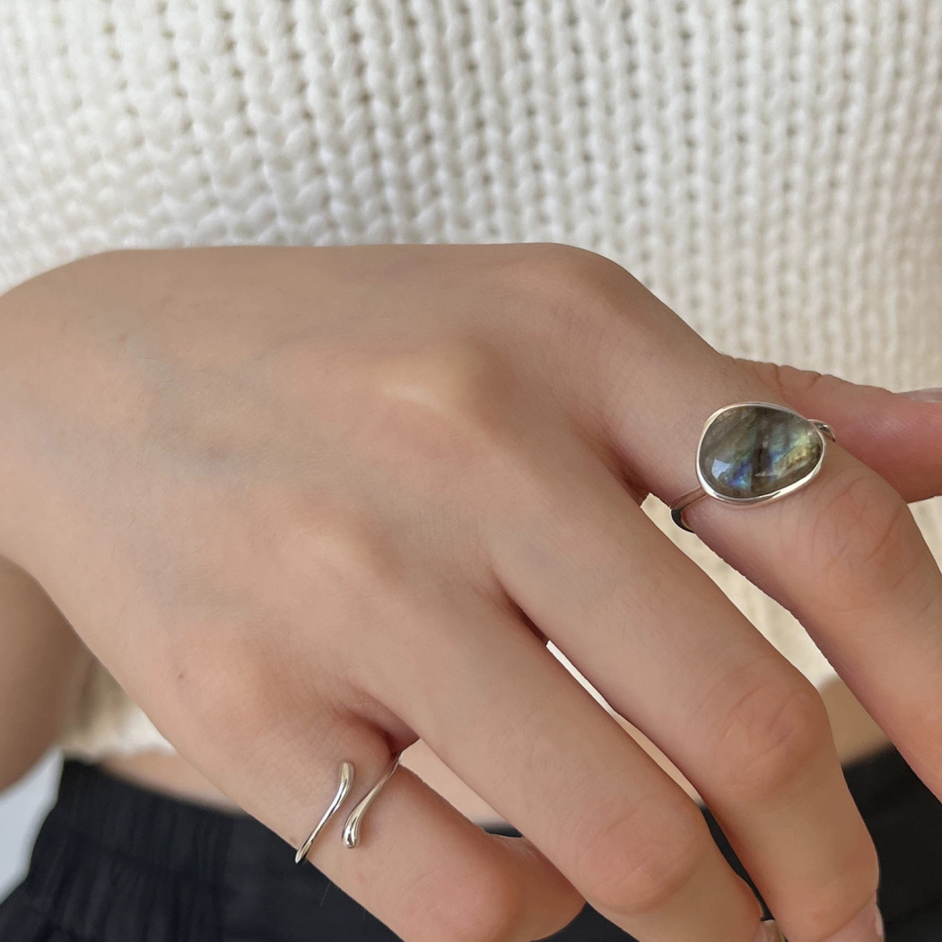 Bague ajustable en argent 925 ornée d'une pierre labradorite