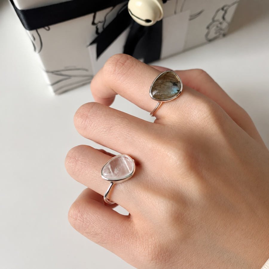 Bague en argent 925 avec pierre labradorite portée à la main