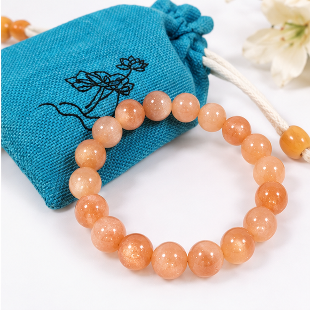 Bracelet en pierre de soleil naturelle 8mm accompagné de sa pochette