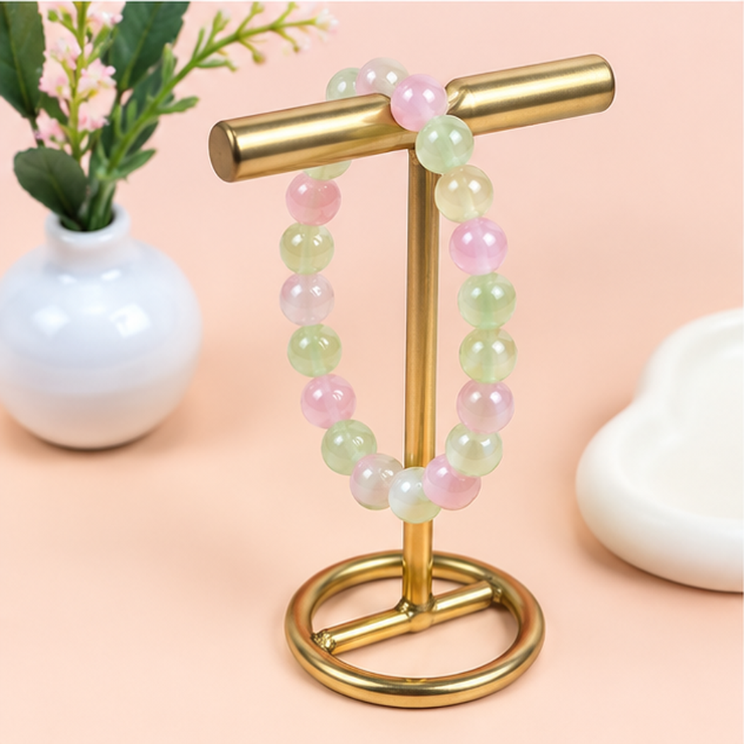 Bracelet en cristal de sélénite rose vert clair présenté sur un support