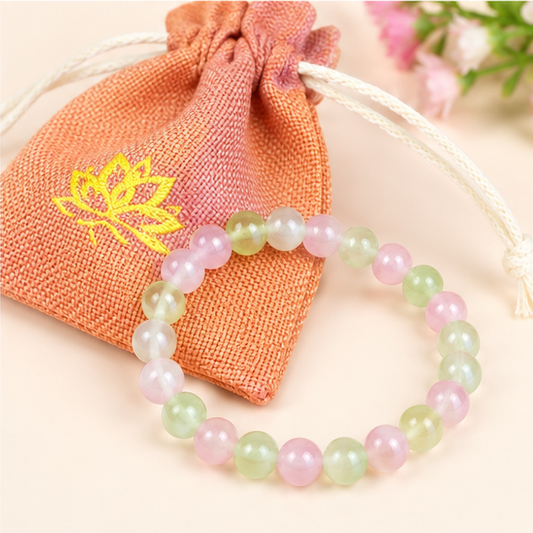 Bracelet en cristal de sélénite rose vert clair présenté sur un support