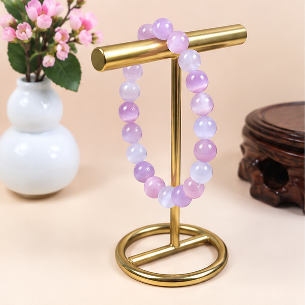 Bracelet en sélénite rose pourpre avec perles naturelles de 8mm présenté sur support