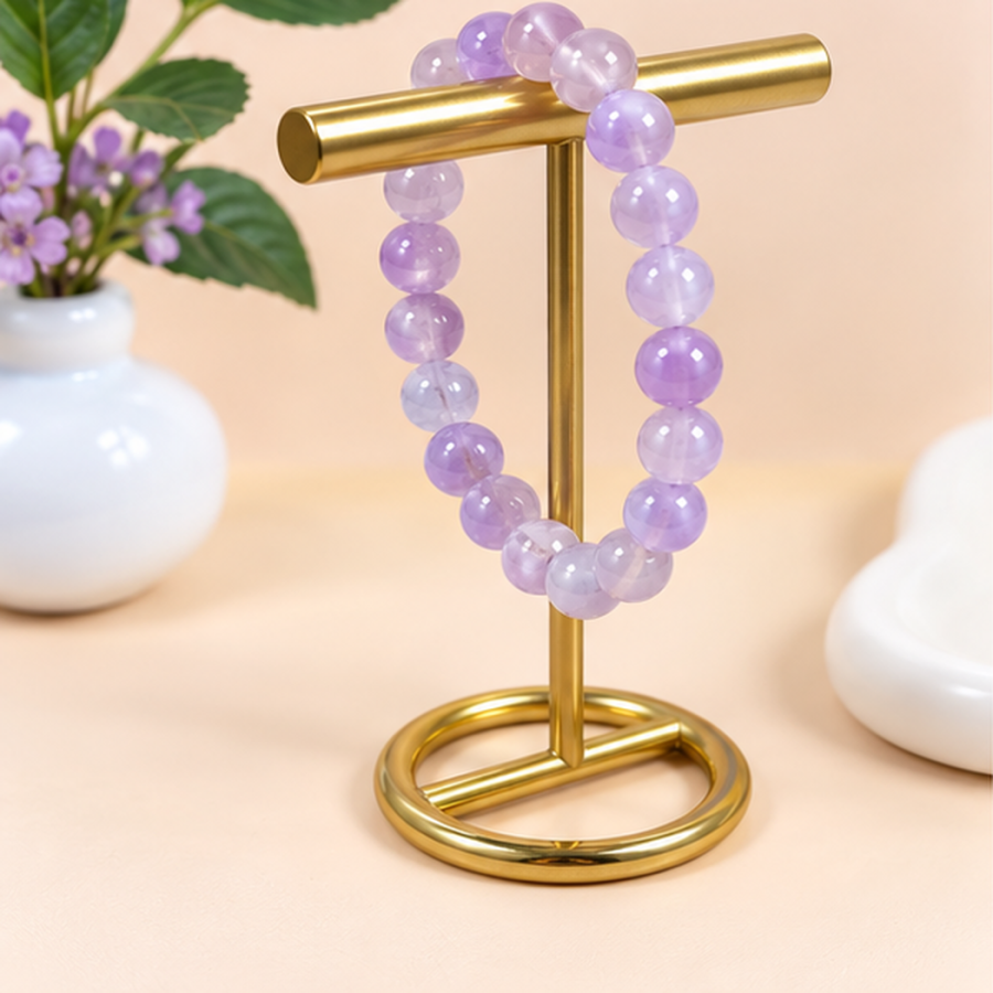 Bracelet en jade violet naturel présenté sur un support