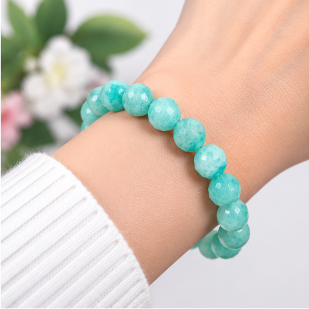 Bracelet en amazonite naturelle avec perles facettées 8mm porté au poignet