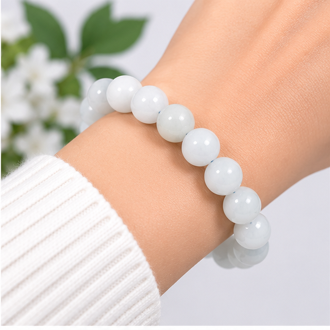 Bracelet en aigue-marine naturelle 8mm porté au poignet