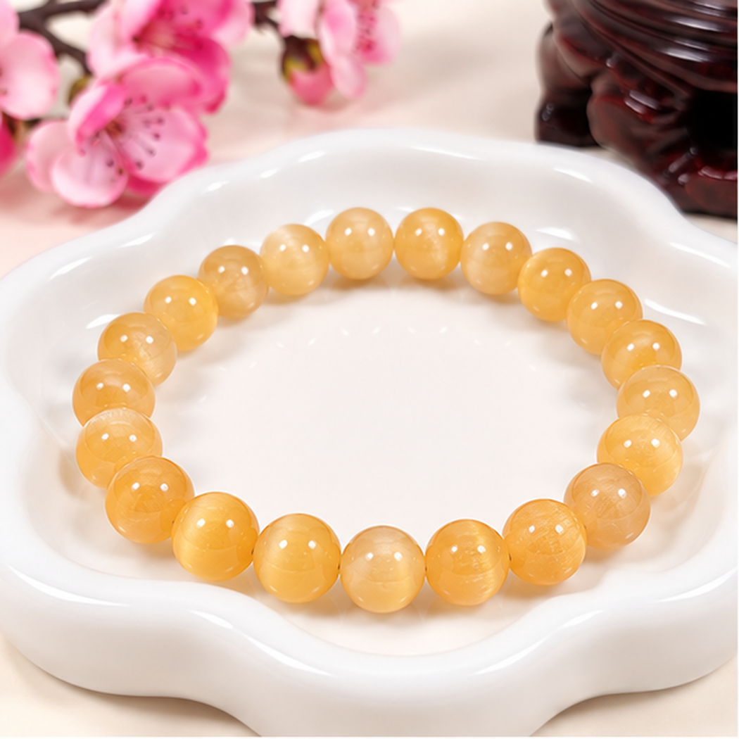 Bracelet en cristal de sélénite orange 8mm porté au poignet