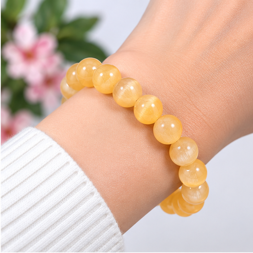 Bracelet en cristal de sélénite orange 8mm porté au poignet