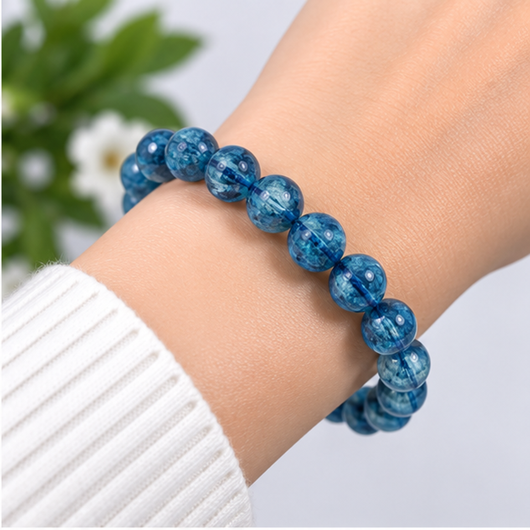 Bracelet en cyanite bleue naturelle avec perles rondes de 8mm porté au poignet