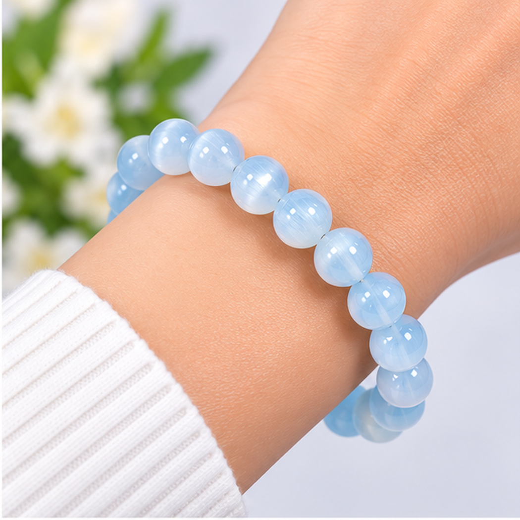 Bracelet en cristal de sélénite bleu clair 8mm porté au poignet