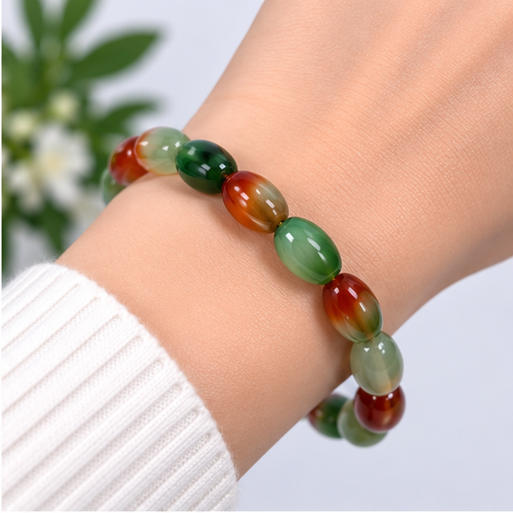 Bracelet extensible en agate paon avec perles ovales naturelles de 8mm porté au poignet