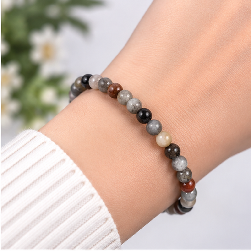 Bracelet en œil d’aigle naturel avec perles rondes de 6mm porté au poignet