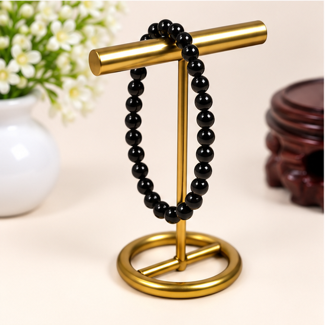 Bracelet extensible en tourmaline noire naturelle présenté sur un support
