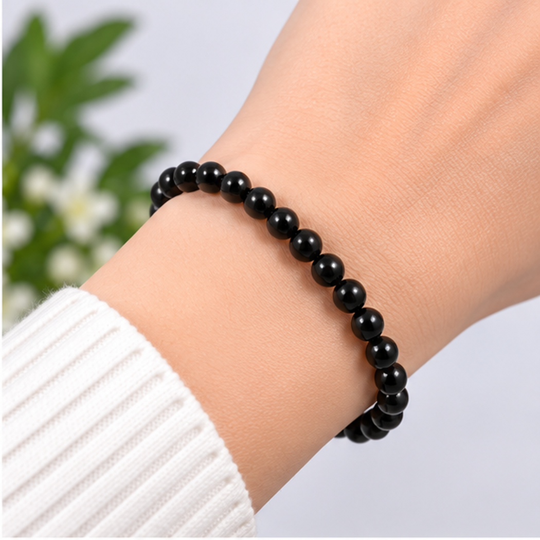 Bracelet en tourmaline noire naturelle avec perles rondes de 6mm porté au poignet
