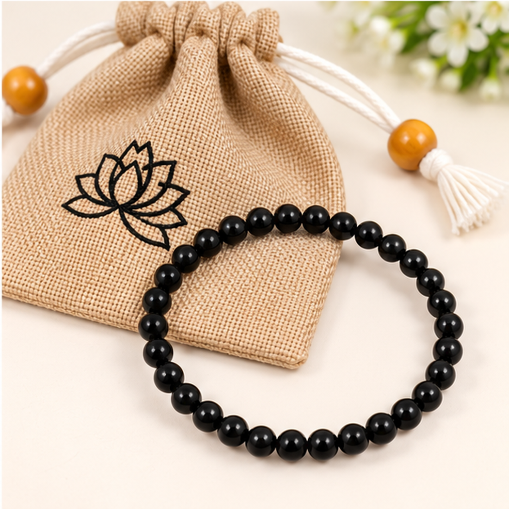 Bracelet en tourmaline noire naturelle 6mm accompagné de sa pochette en tissu