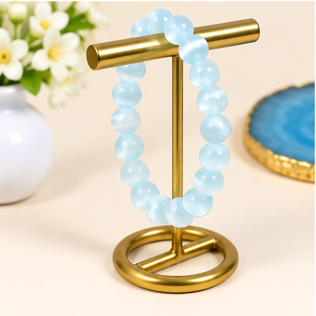 Bracelet en cristal de sélénite cyan avec perles rondes de 8mm présenté sur un support