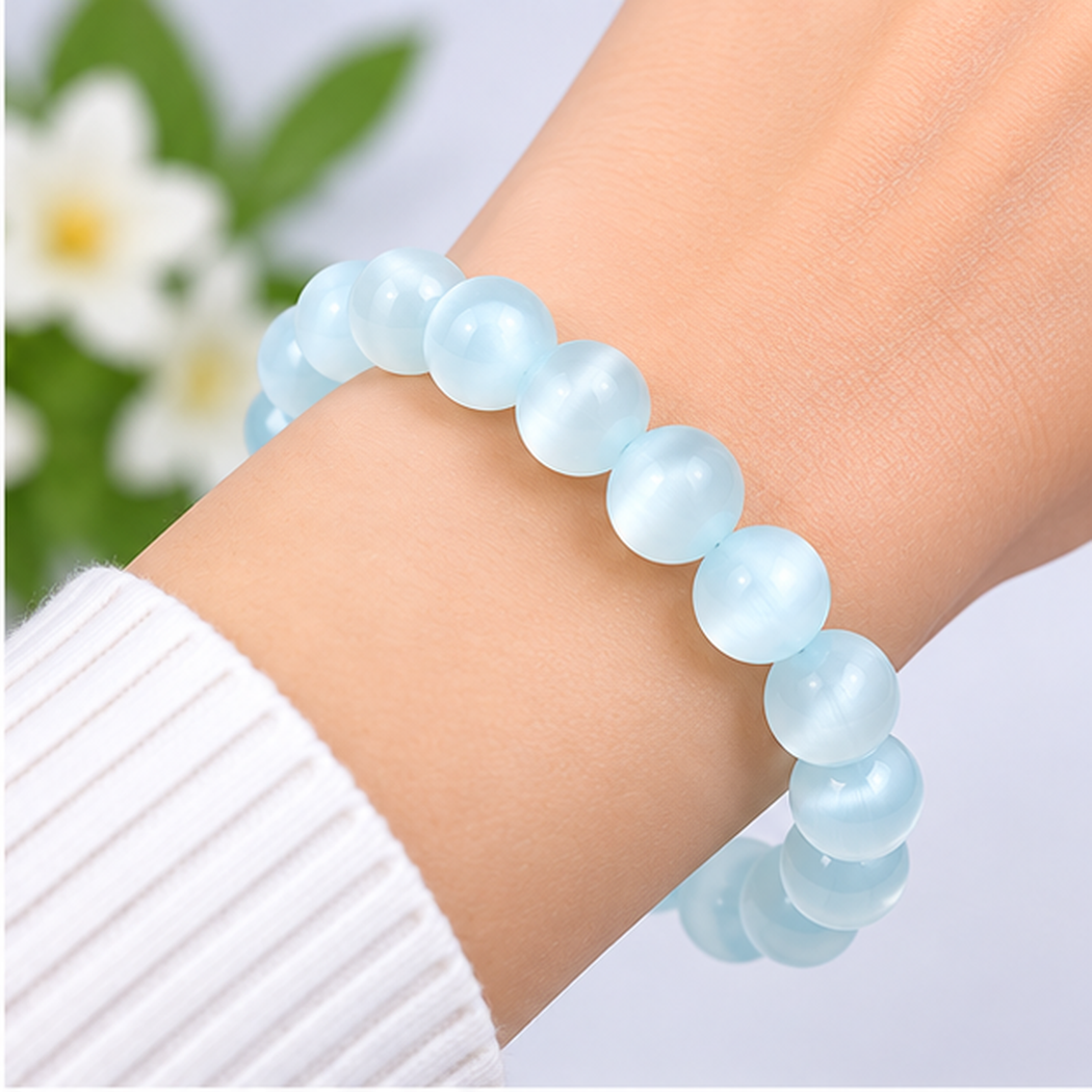 Bracelet en cristal de sélénite cyan 8mm porté au poignet