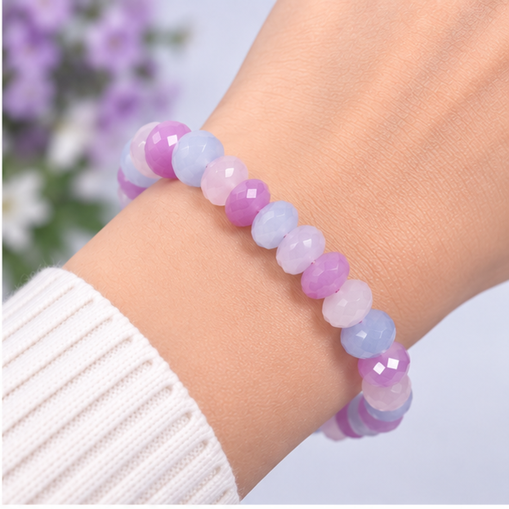 Bracelet quartz lavande perles facettées 8mm porté au poignet