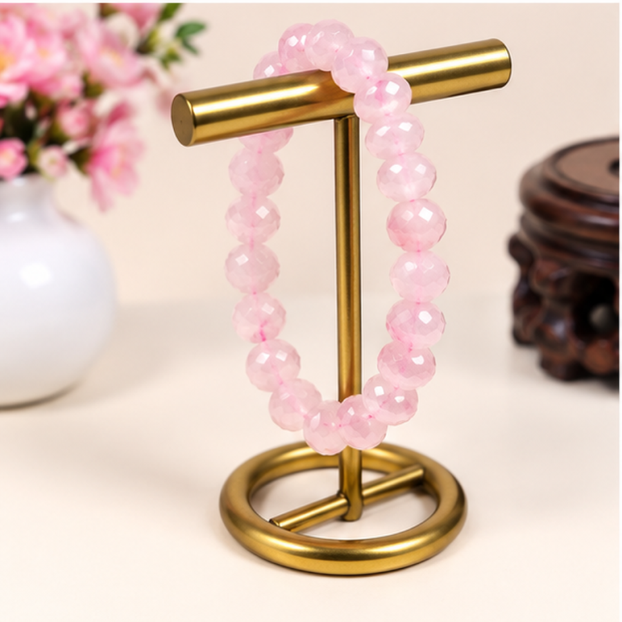 Bracelet quartz rose naturel perles facettées 8mm sur présentoir doré