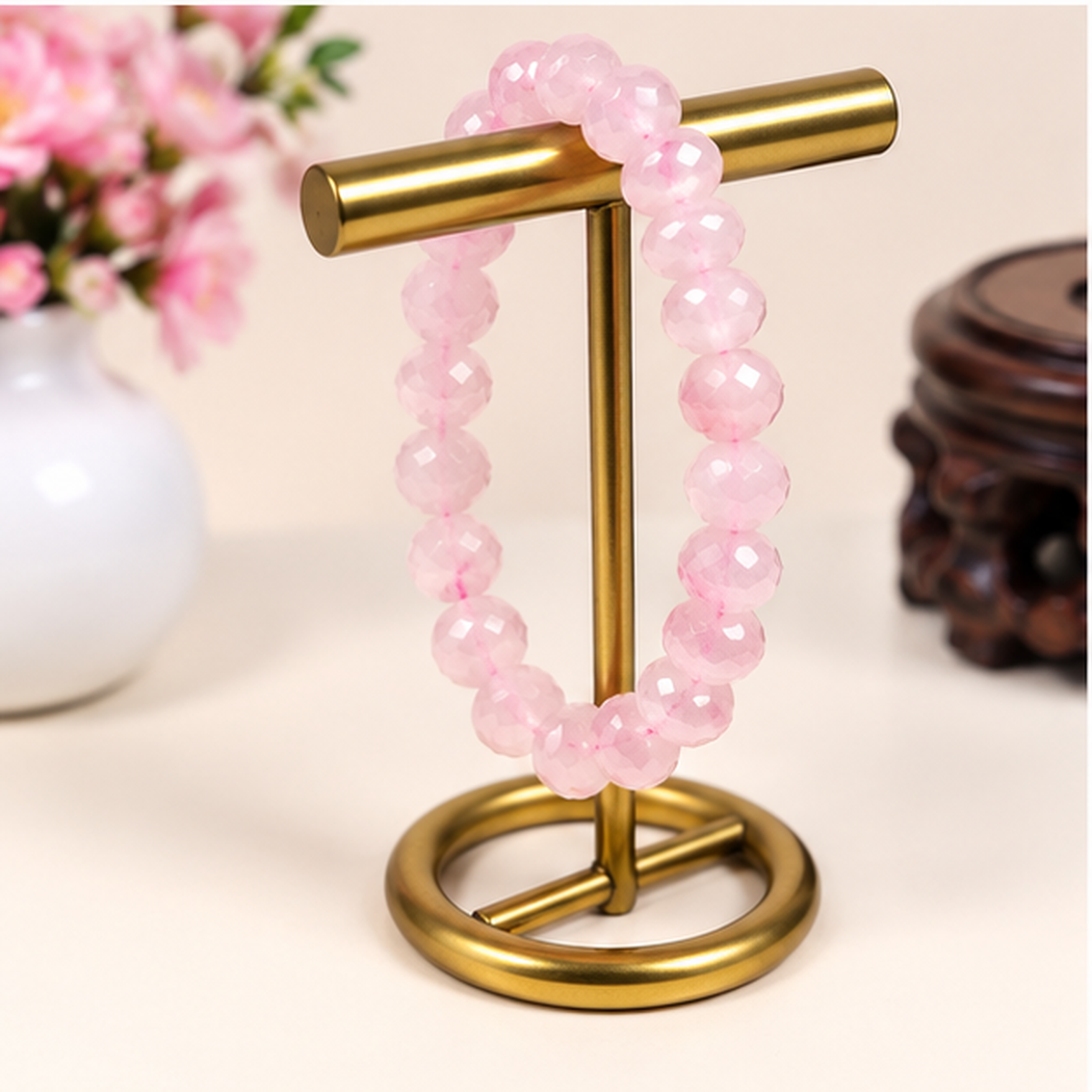 Bracelet quartz rose naturel perles facettées 8mm sur présentoir doré