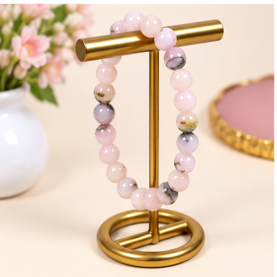 Bracelet en Opale Rose naturelle 8mm présenté sur un support doré