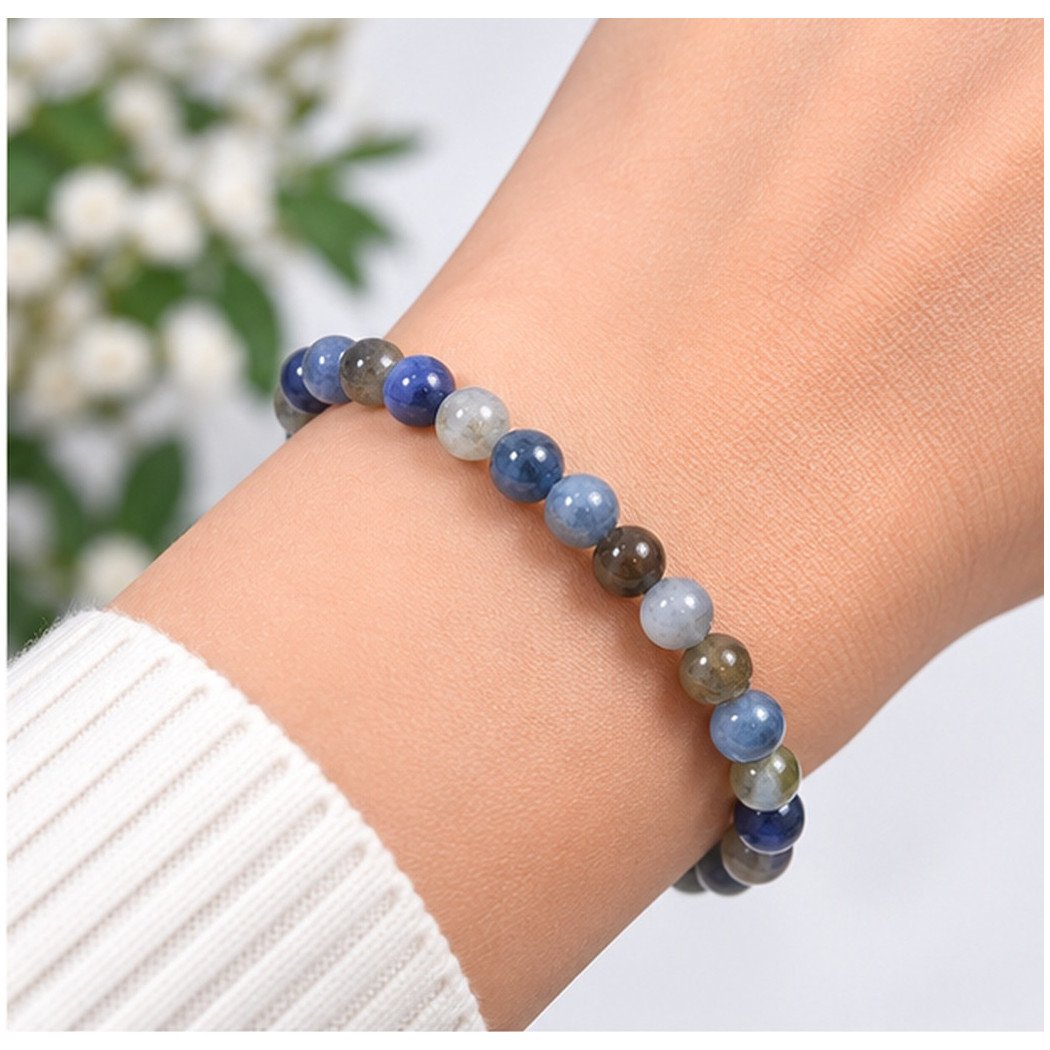 Bracelet en Cyanite naturelle 6mm porté au poignet avec des perles fines
