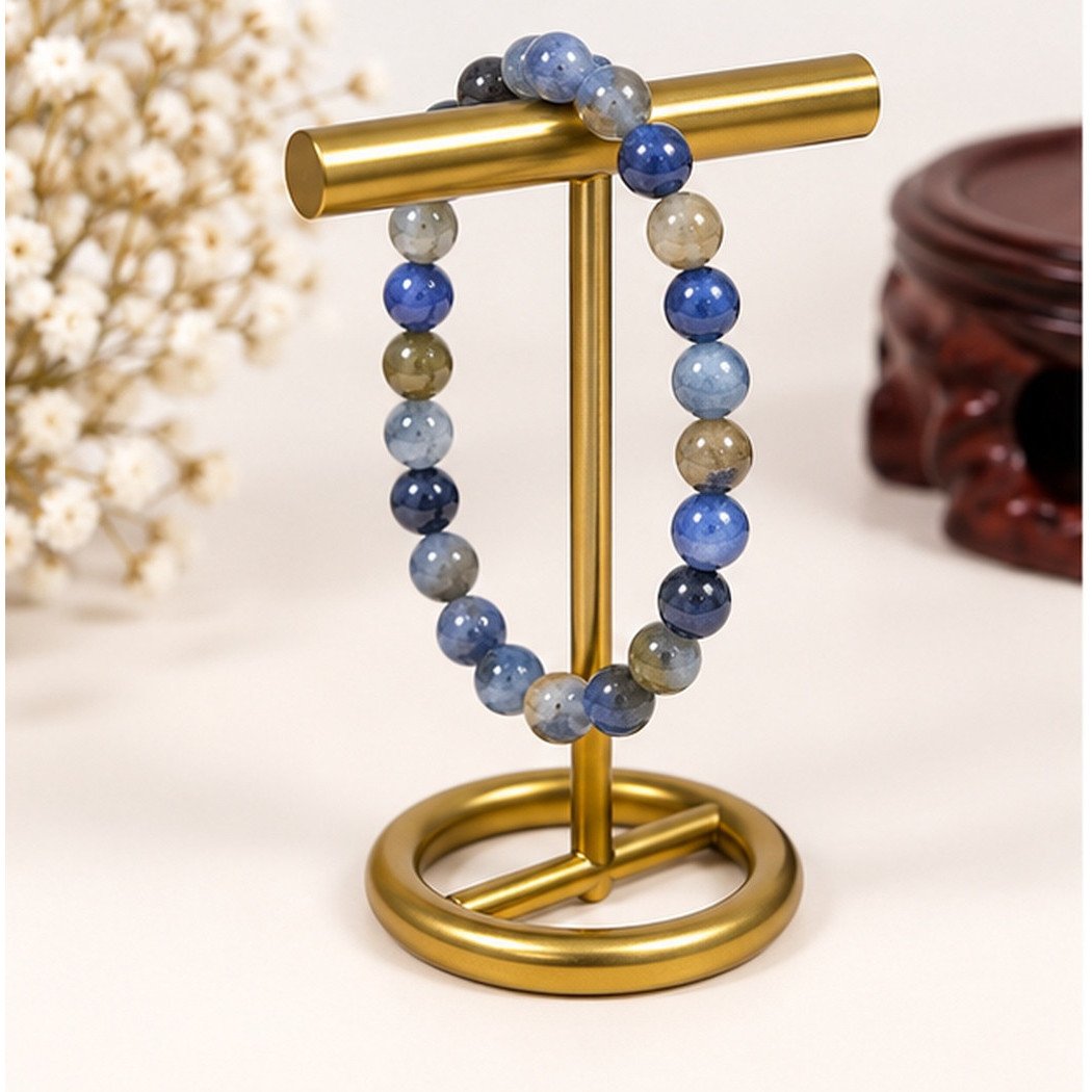Bracelet extensible en Cyanite naturelle 6mm présenté sur un support à bijoux