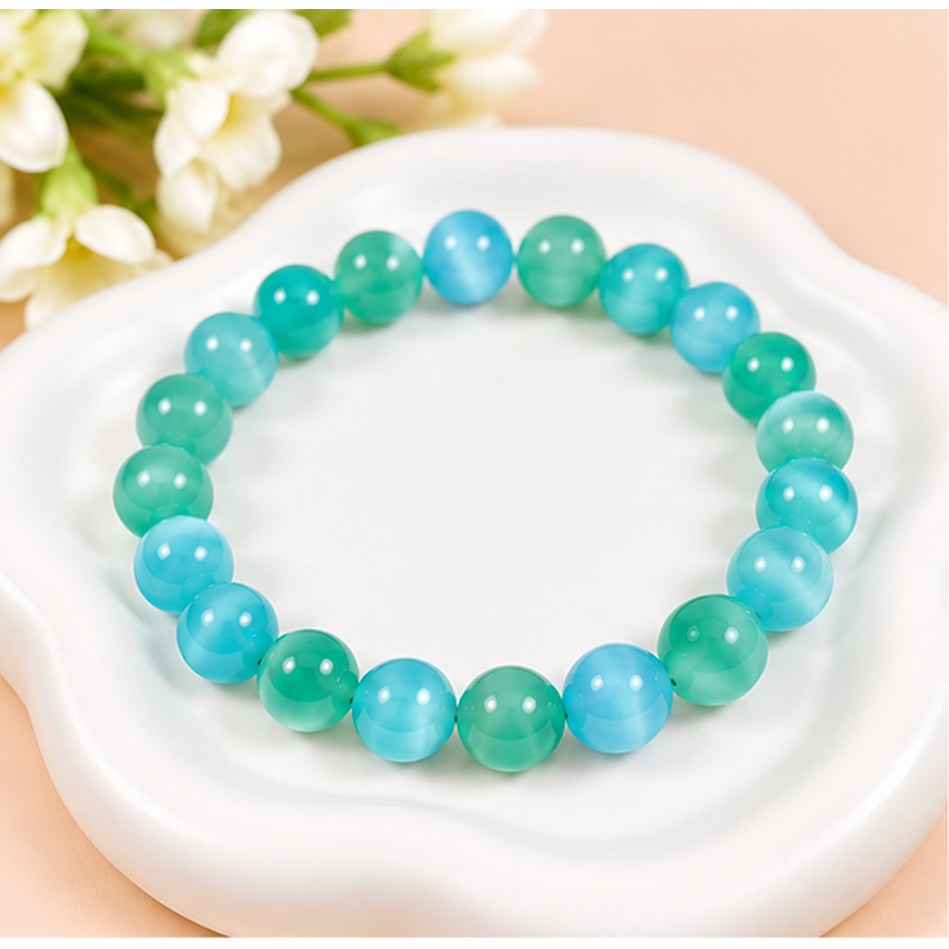 Bracelet en cristal de sélénite vert cyan présenté sur un support