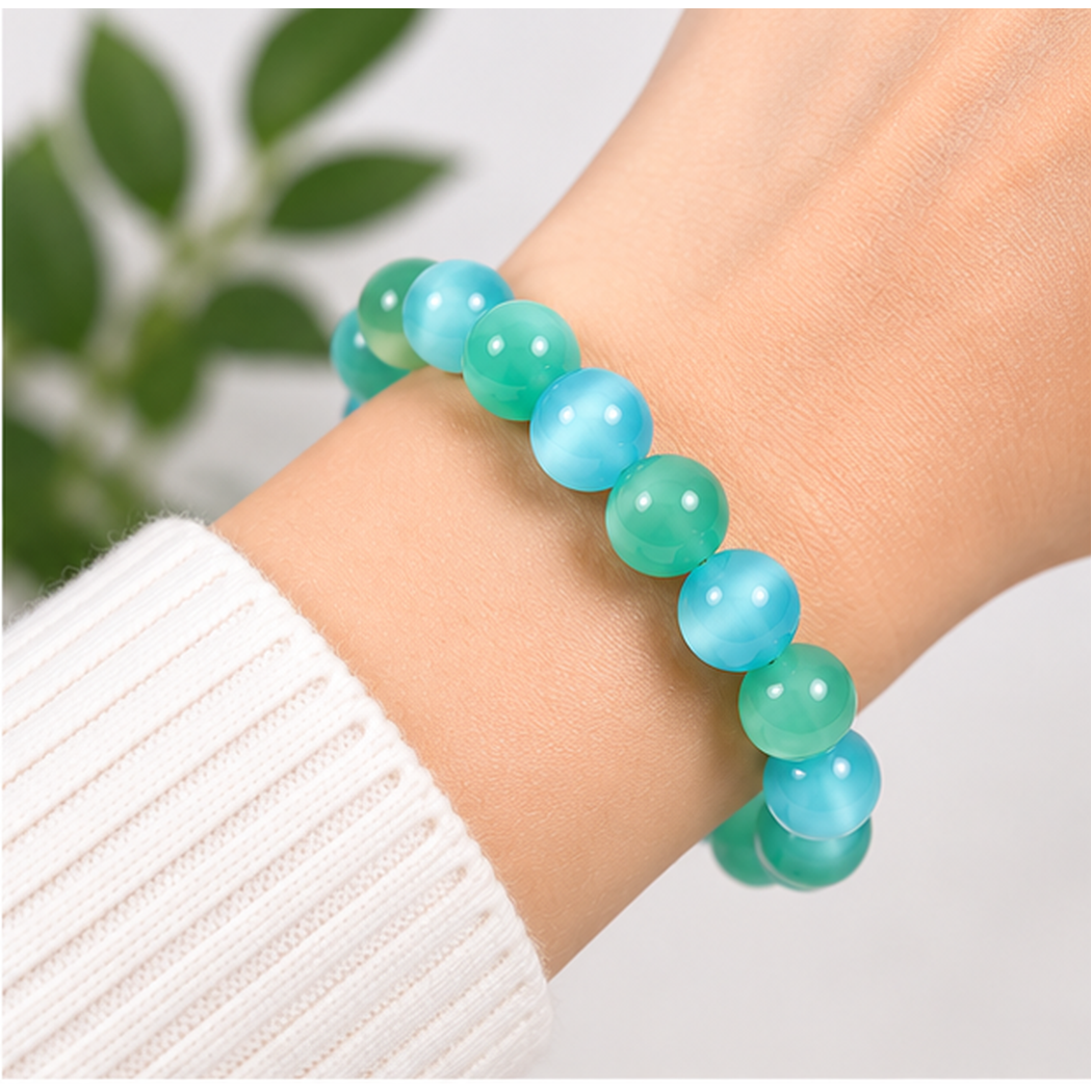 Bracelet en cristal de sélénite vert cyan 8mm porté au poignet