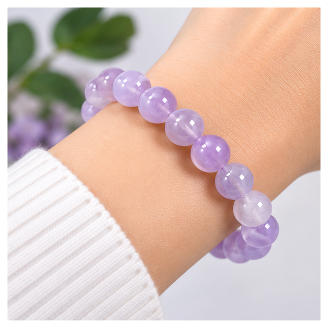 Bracelet extensible en jade violet avec perles rondes de 8mm porté au poignet