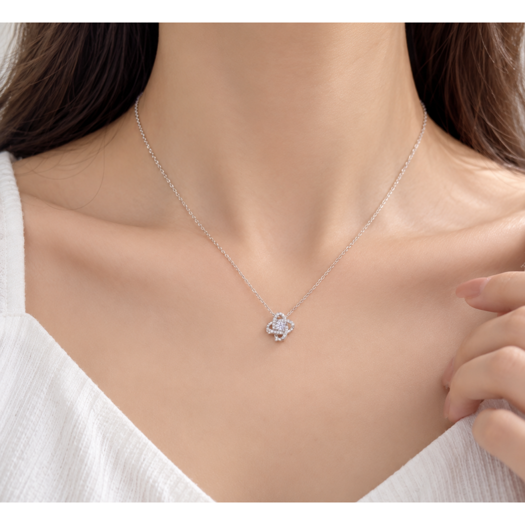 Collier femme étoile motif trèfle en argent 925 porté