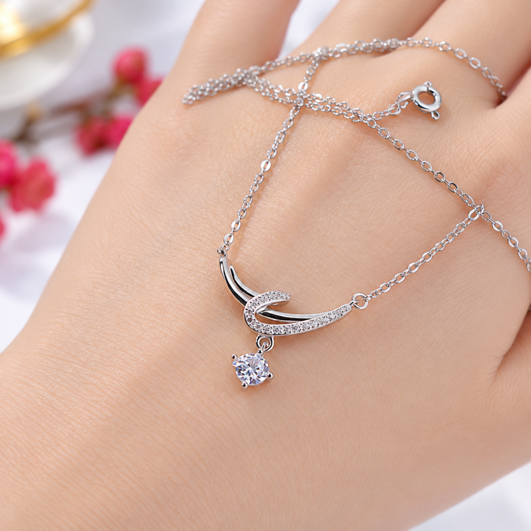 Détail du pendentif géométrique en zircon sur un collier en argent 925