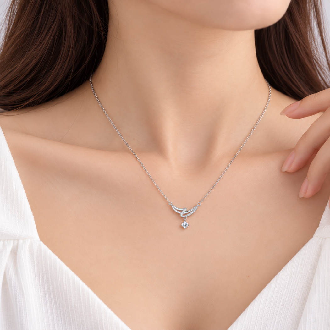 Collier en argent 925 avec pendentif géométrique en zircon porté