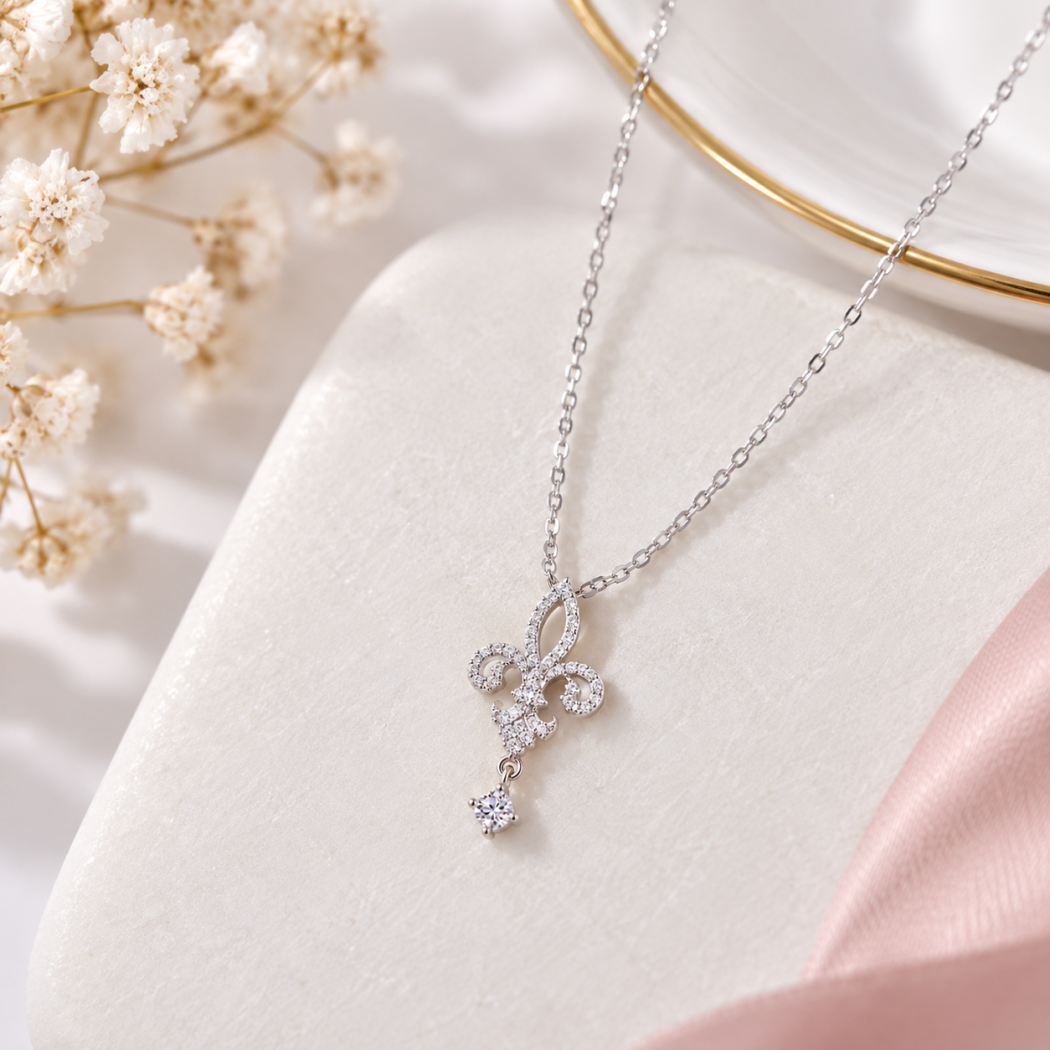 Détail du pendentif floral en moissanite sur collier en argent 925