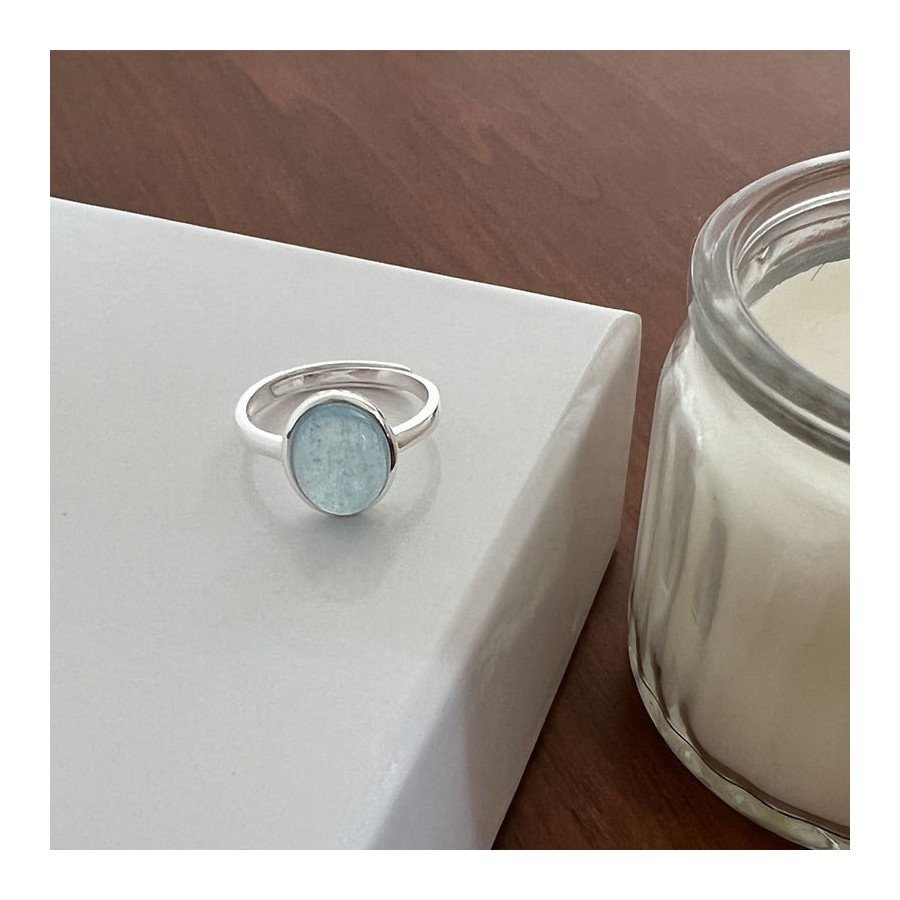 Détail de la pierre d'aigue-marine ovale sur la bague ajustable en argent