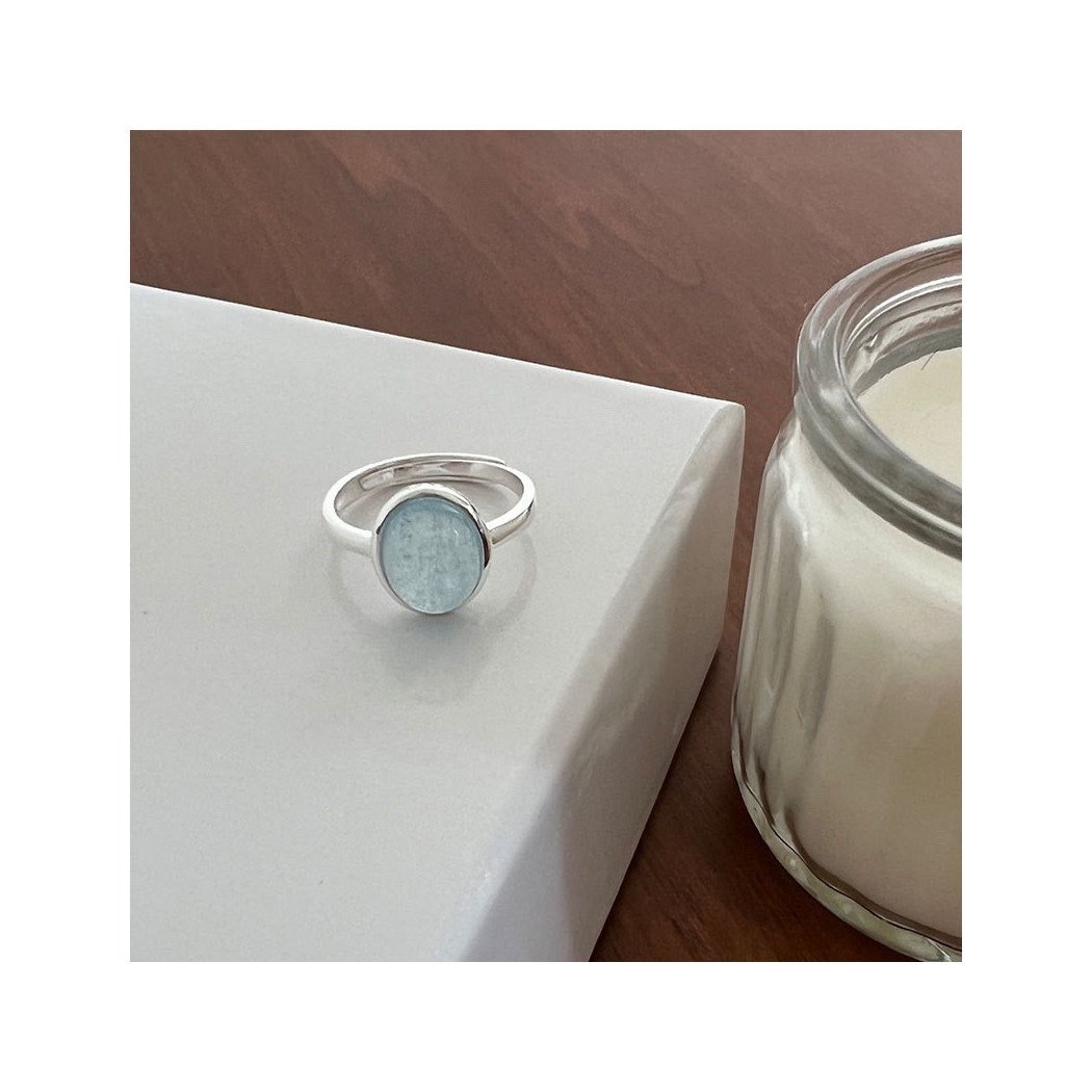 Détail de la pierre d'aigue-marine ovale sur la bague ajustable en argent
