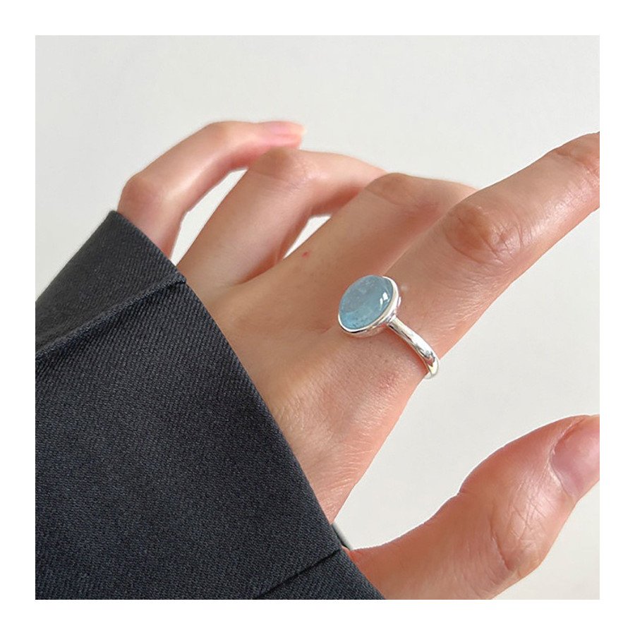 Vue latérale de la bague avec aigue-marine ovale en argent S925