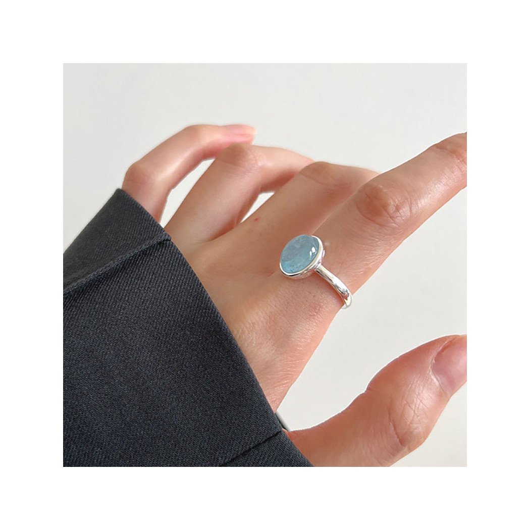 Vue latérale de la bague avec aigue-marine ovale en argent S925