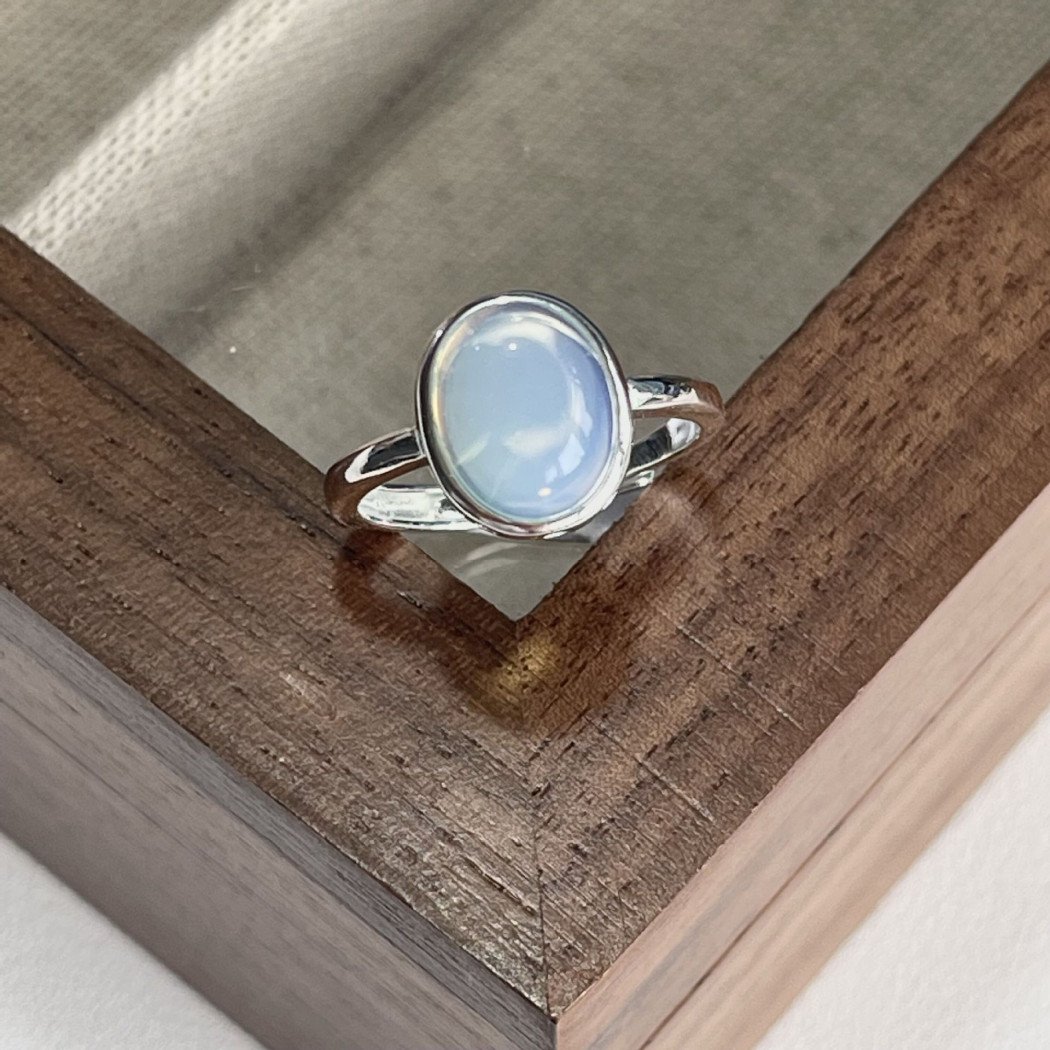Détail de la pierre d'aigue-marine ovale sur la bague ajustable en argent