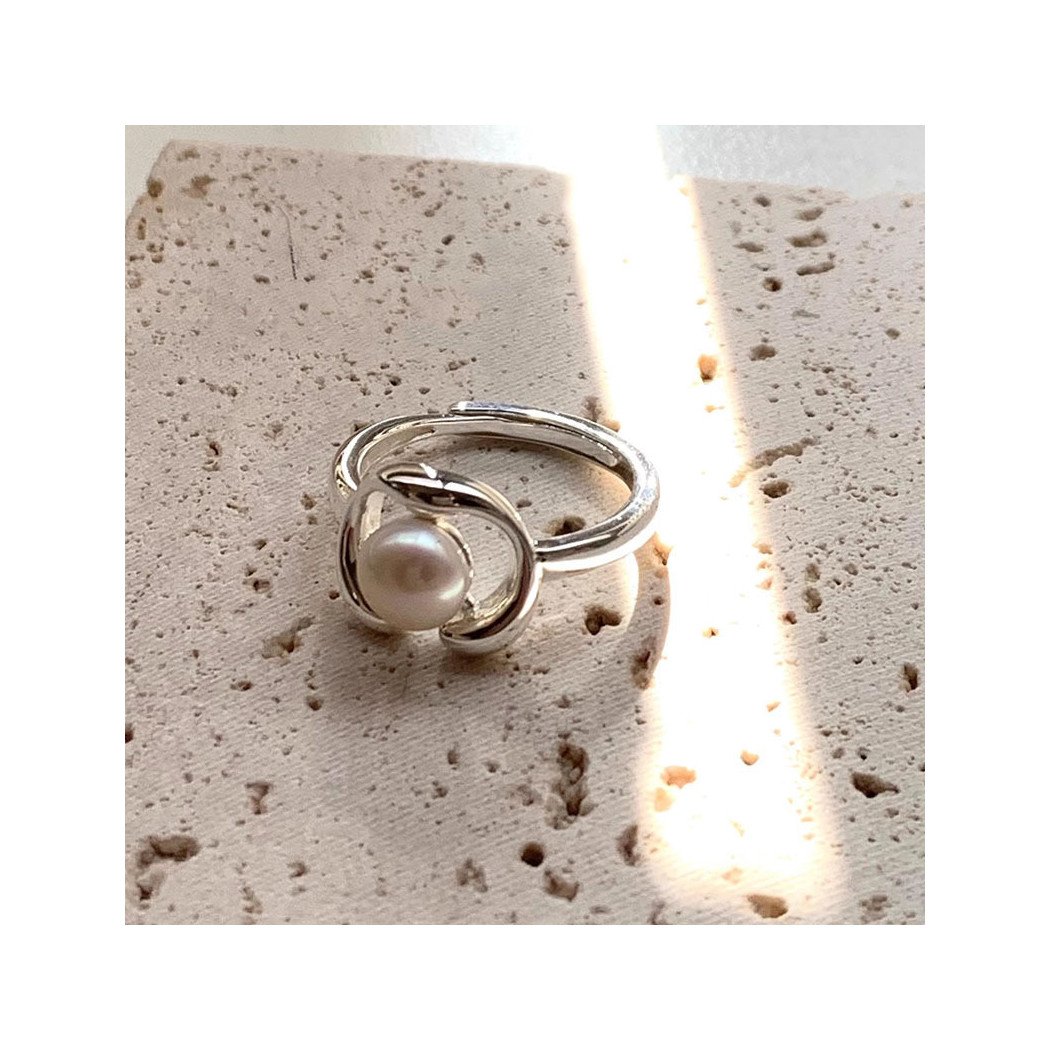 Bague incrustée de perles d'eau ajustable en argent sterling S925 vue de face